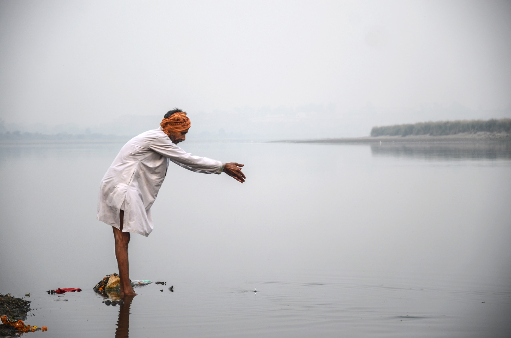 Hinduizm. Poranny hołd w Świętej Rzece Yamuna. Agra, Indie 2017