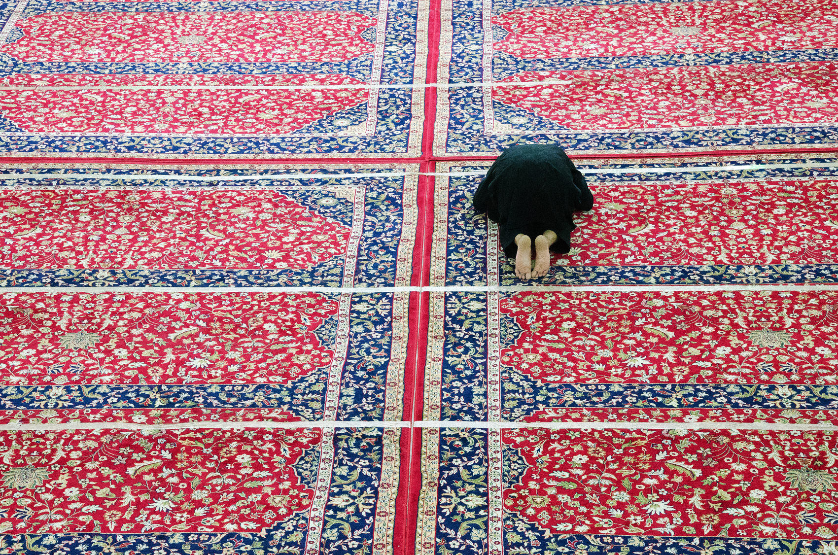 Islam. Muzułmanin w pokłonie. Srinagar, Indie 2017